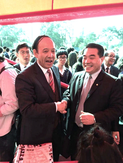 秘魯中資企業(yè)協(xié)會副會長、中石油秘魯國家公司總經理陳金濤到我校展臺與賽云秀書記進行親切交談 - 副本.jpg
