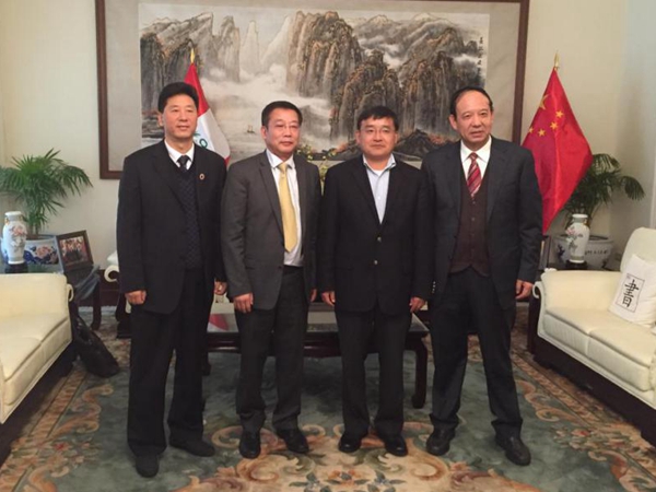 中國駐秘魯大使賈桂德與代表團領導合影.jpg